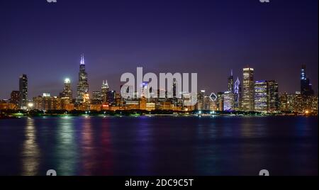 Luci e grattacieli della grande città lungo il lungomare Foto Stock