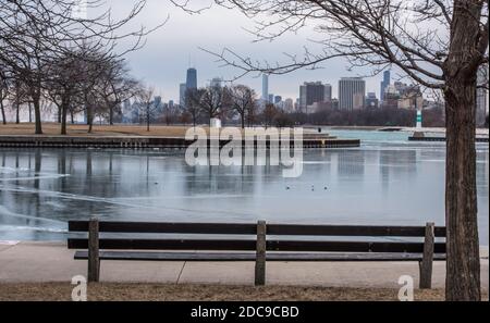 grande skyline della città attraverso il lago ghiacciato in inverno Foto Stock