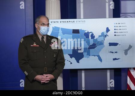 Washington, Stati Uniti. 19 Nov 2020. Il generale dell'esercito degli Stati Uniti Gustave F. Perna, responsabile operativo dell'operazione Warp Speed, partecipa a un briefing con i membri della White House Coronavirus Task Force alla Casa Bianca di Washington, DC, il 19 novembre 2020. Foto di Chris Kleponis/Pool Credit: UPI/Alamy Live News Foto Stock