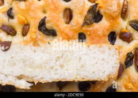 Focaccia che mostra la sua sezione trasversale Foto Stock