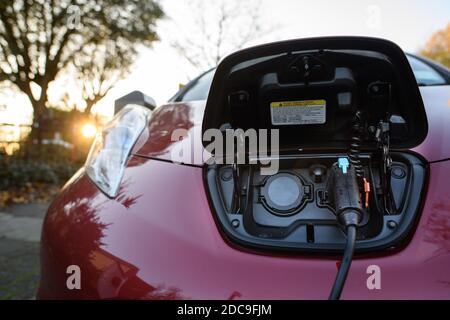 Un'auto elettrica che si carica in un punto di ricarica pubblico a Londra, come il governo ha annunziato che le vendite di nuove auto a benzina e diele saranno vietate dal 2030. Data immagine: Venerdì 20 novembre 2020. Il credito fotografico dovrebbe essere: Matt Crossick/Empics Foto Stock