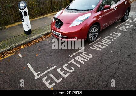 Un'auto elettrica che si carica in un punto di ricarica pubblico a Londra, come il governo ha annunziato che le vendite di nuove auto a benzina e diele saranno vietate dal 2030. Data immagine: Venerdì 20 novembre 2020. Il credito fotografico dovrebbe essere: Matt Crossick/Empics Foto Stock