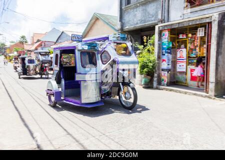 Un triciclo personalizzato, un veicolo passeggeri locale a Quezon, Filippine Foto Stock