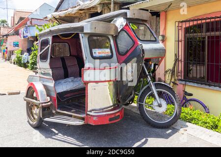 Un triciclo personalizzato, un veicolo passeggeri locale a Quezon, Filippine Foto Stock