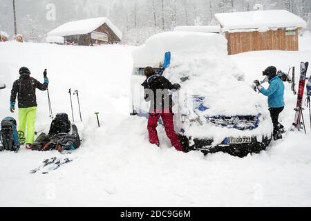 05.01.2019, Krippenbrunn, alta Austria, Austria - gli sciatori liberano le loro auto innevate dalle masse di neve. 00S190105D679CAROEX.JPG [VERSIONE MODELLO: NO, Foto Stock