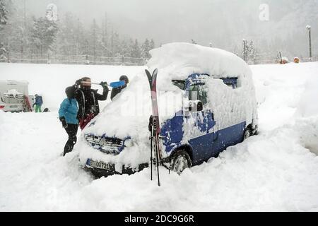 05.01.2019, Krippenbrunn, alta Austria, Austria - lo sciatore libera la sua auto innevata dalle masse di neve. 00S190105D682CAROEX.JPG [VERSIONE MODELLO: NO, PRO Foto Stock