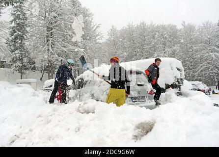 05.01.2019, Krippenbrunn, alta Austria, Austria - lo sciatore libera la sua auto innevata dalle masse di neve. 00S190105D685CAROEX.JPG [VERSIONE MODELLO: NO, PRO Foto Stock