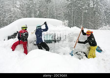 05.01.2019, Krippenbrunn, alta Austria, Austria - gli sciatori liberano le loro auto innevate dalle masse di neve. 00S190105D684CAROEX.JPG [VERSIONE MODELLO: NO, Foto Stock