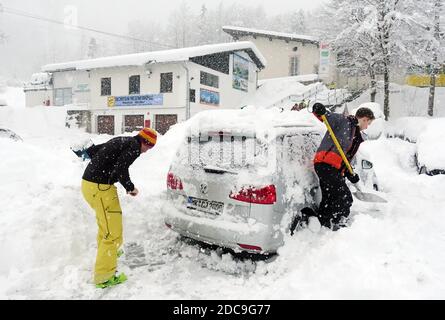 05.01.2019, Krippenbrunn, alta Austria, Austria - gli sciatori liberano le loro auto innevate dalle masse di neve. 00S190105D686CAROEX.JPG [VERSIONE MODELLO: NO, Foto Stock