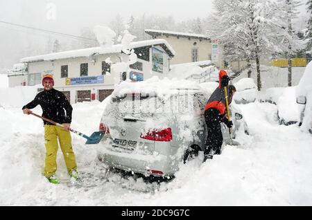 05.01.2019, Krippenbrunn, alta Austria, Austria - lo sciatore libera la sua auto innevata dalle masse di neve. 00S190105D687CAROEX.JPG [VERSIONE MODELLO: NO, PRO Foto Stock