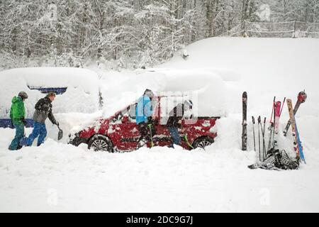 05.01.2019, Krippenbrunn, alta Austria, Austria - gli sciatori liberano le loro auto innevate dalle masse di neve. 00S190105D675CAROEX.JPG [VERSIONE MODELLO: NO, Foto Stock