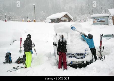 05.01.2019, Krippenbrunn, alta Austria, Austria - lo sciatore libera la sua auto innevata dalle masse di neve. 00S190105D678CAROEX.JPG [VERSIONE MODELLO: NO, PRO Foto Stock