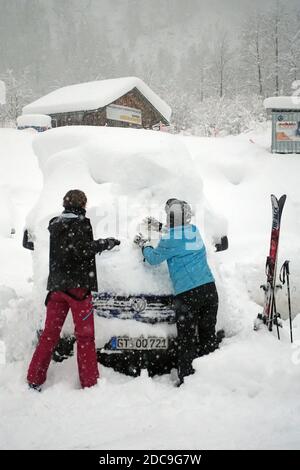 05.01.2019, Krippenbrunn, alta Austria, Austria - lo sciatore libera la sua auto innevata dalle masse di neve. 00S190105D072CAROEX.JPG [VERSIONE MODELLO: NO, PRO Foto Stock