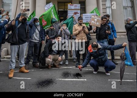 Centinaia di musulmani britannici protestano al di fuori dell'ambasciata francese a Londra contro i fumetti satirici anti-musulmani pubblicati da Charlie Hebdo. Foto Stock