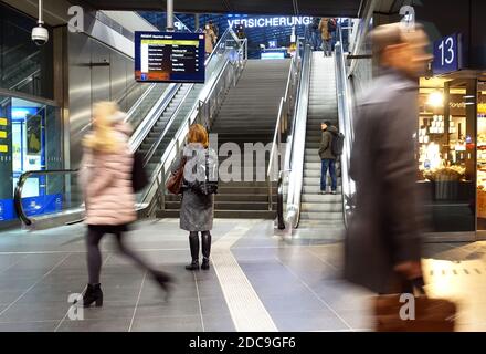 25.01.2019, Berlino, Berlino, Germania - viaggiatori all'ingresso di un binario alla stazione principale. 00S190125D749CAROEX.JPG [VERSIONE DEL MODELLO: NO, PROPERTT Foto Stock