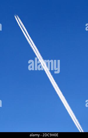 22.04.2019, Hannover, bassa Sassonia, Germania - Germania - l'aereo passeggeri lascia le tracce di vapore nel cielo. 00S190422D495CAROEX.JPG [VERSIONE DEL MODELLO: NON AP Foto Stock