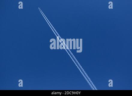 19.04.2019, Hoppegarten, Brandeburgo, Germania - Germania - l'aereo passeggeri lascia le tracce di vapore nel cielo. 00S190419D477CAROEX.JPG [VERSIONE DEL MODELLO: NON Foto Stock