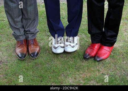 11.05.2019, Hoppegarten, Brandenburg, Germania - Germania - uomo con scarpe eleganti affiancate. 00S190511D453CAROEX.JPG [VERSIONE MODELLO: NO, PROP Foto Stock