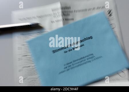 23.05.2019, Berlino, Berlino, Germania - scheda elettorale e busta blu per il voto postale. 00S190523D626CAROEX.JPG [VERSIONE DEL MODELLO: NON APPLICABILE, Foto Stock