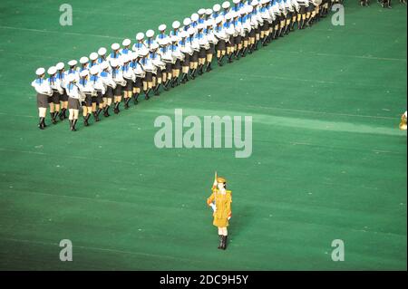 08.08.2012, Pyongyang, , Corea del Nord - UNA banda militare si esibirà presso lo Stadio del primo Maggio durante il Festival di Airang e i Giochi di massa nel Nord K. Foto Stock
