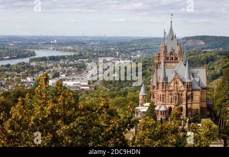 24.09.2020, Koenigswinter, Nord Reno-Westfalia, Germania - Castello Drachenburg sul Drachenfels, da vedere e destinazione nel Siebengebirge Foto Stock