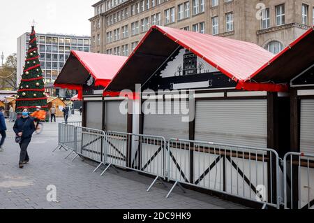 03.11.2020, Essen, Nord Reno-Westfalia, Germania - Mercatino di Natale con bancarelle e albero di Natale nel centro di Essen, chiuso ai tempi della Corona Foto Stock