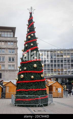 03.11.2020, Essen, Nord Reno-Westfalia, Germania - Mercatino di Natale con bancarelle e albero di Natale nel centro di Essen, chiuso ai tempi della Corona Foto Stock
