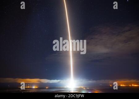 Cape Canaveral, Stati Uniti. 19 Nov 2020. Un razzo SpaceX Falcon 9 che trasporta la navicella spaziale Crew Dragon dell'azienda è lanciato nella missione SpaceX Crew-1 della NASA alla Stazione spaziale Internazionale con gli astronauti della NASA Mike Hopkins, Victor Glover, Shannon Walker, E l'astronauta dell'Agenzia per l'esplorazione aerospaziale giapponese Soichi Noguchi a bordo, il 15 novembre 2020, presso il Kennedy Space Center della NASA in Florida. Credit: UPI/Alamy Live News Foto Stock