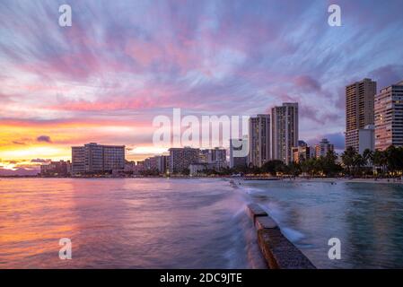 Skyline di Honolulu presso la spiaggia di Waikiki, Hawaii, USA Foto Stock