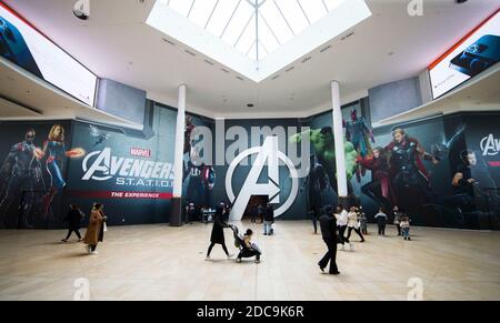 Toronto, novembre 20. 31 gennaio 2021. La gente cammina oltre l'entrata della mostra Marvel Avengers S.T.A.T.I.O.N. al centro commerciale Yorkdale a Toronto, Canada, il 19 novembre 2020. Con l'Universo cinematografico Marvel dei supereroi, la mostra sarà aperta al pubblico dal 20 novembre 2020 al 31 gennaio 2021. Credit: Zou Zheng/Xinhua/Alamy Live News Foto Stock