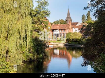 The Mill Pool, Whitchurch, Berkshire, Inghilterra sudorientale, GB, Regno Unito Foto Stock