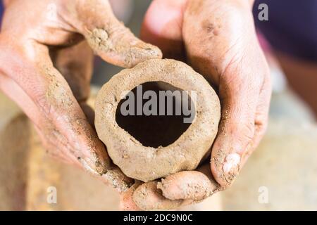 Mani che stampano argilla per preparare vasi a Cagayan, Filippine Foto Stock