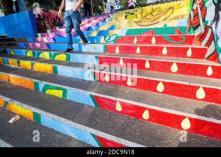 Fragole e fiori dipinti sui gradini lungo Session Road a Baguio City, Filippine Foto Stock