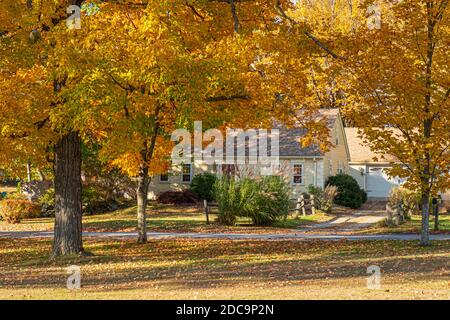 Una vecchia casa in stile Cape cod sulla città comune di Phillipston, Massachusetts Foto Stock