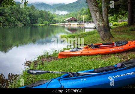 Splendido lago Trahlyta al Vogel state Park, annidato tra le Blue Ridge Mountains vicino a Blairsville, Georgia. (STATI UNITI) Foto Stock