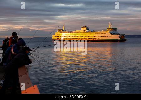 WA17893-00....WASHINGTON - Barca del traghetto Puyallup che si avvicina Edmonds da Kingston. Il traghetto attraversa il Puget Sound circa ogni 30 minuti Foto Stock