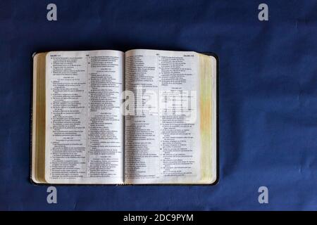 Libro della sacra bibbia su sfondo blu Foto Stock