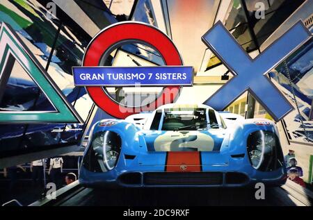 Londra, Regno Unito. 19 Nov 2020. La stazione Seven Sisters è stata temporaneamente denominata Gran Turismo 7 Sisters.i cartelli d'ingresso della metropolitana Oxford Circus di Londra sono stati trasformati in simboli Sony PlayStation e diverse stazioni della metropolitana sono state rinominate per 48 ore in occasione del lancio della nuova PlayStation 5. Credit: SOPA Images Limited/Alamy Live News Foto Stock