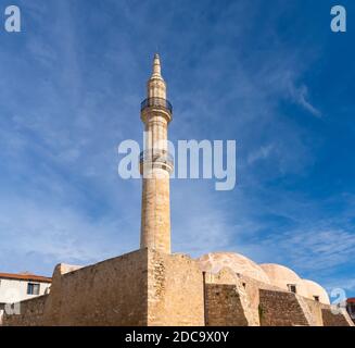 La moschea di Neratze (originariamente Chiesa di Santa Maria e convento) a Rethymno (anche Retimno, Rethymnon e Rhíthymnos) è una città dell'isola di Creta Foto Stock