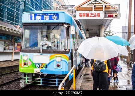 Nagasaki, Giappone - 2 novembre 2020: Tram colorato in una giornata piovosa a Nagasaki Foto Stock