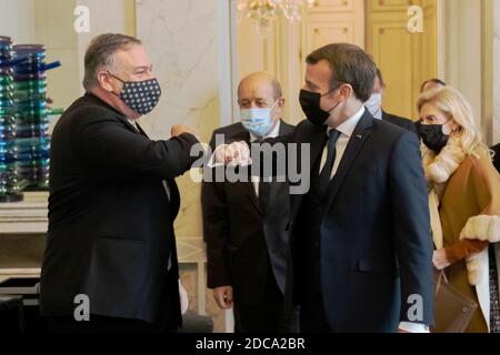 PARIGI, FRANCIA - 16 novembre 2020 - il Segretario di Stato americano Michael R. Pompeo saluta il Presidente francese Emmanuel Macron dopo il loro incontro i Foto Stock