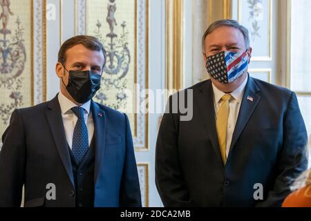 PARIGI, FRANCIA - 16 novembre 2020 - il Segretario di Stato americano Michael R. Pompeo saluta il Presidente francese Emmanuel Macron dopo il loro incontro i Foto Stock