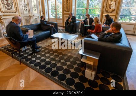 PARIGI, FRANCIA - 16 novembre 2020 - il Segretario di Stato americano Michael R. Pompeo saluta il Presidente francese Emmanuel Macron dopo il loro incontro i Foto Stock