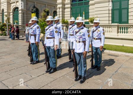 Bangkok, Thailandia - 7 dicembre 2019: Guardiani non identificati della Guardia del Re con armi da fucile in piedi davanti al Grande Palazzo reale di Bangkok Foto Stock