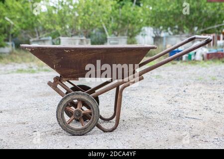Vecchio carrello per costruzioni su sfondo sfocato Foto Stock