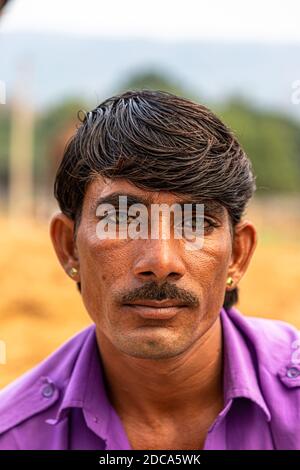 ritratto di un uomo,volti di rajasthan,volti di pushkar. Foto Stock