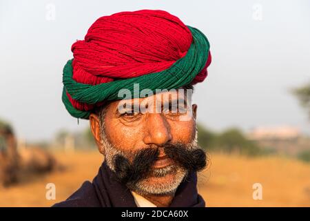 ritratto dell'uomo con turbano rosso, volti di rajasthan. Foto Stock