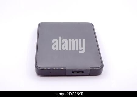 HDD - unità disco rigido esterna portatile grigia isolata su sfondo bianco. Unità disco rigido esterne. Foto Stock
