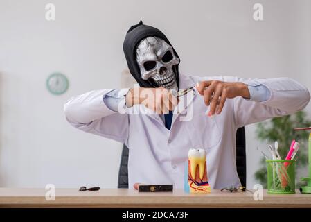 Medico diavolo stomatologo che lavora in clinica in halloween concetto Foto Stock