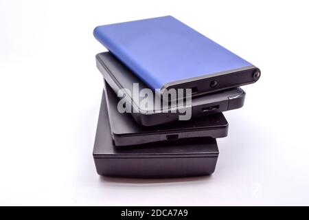 HDD - stack di unità disco rigido portatili isolati su sfondo bianco. Pila di unità disco rigido esterne. Foto Stock